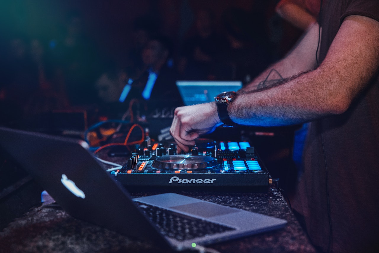 Fenomenul muzicii electronice: Top 10 DJ celebri și impactul lor în lumea muzicii