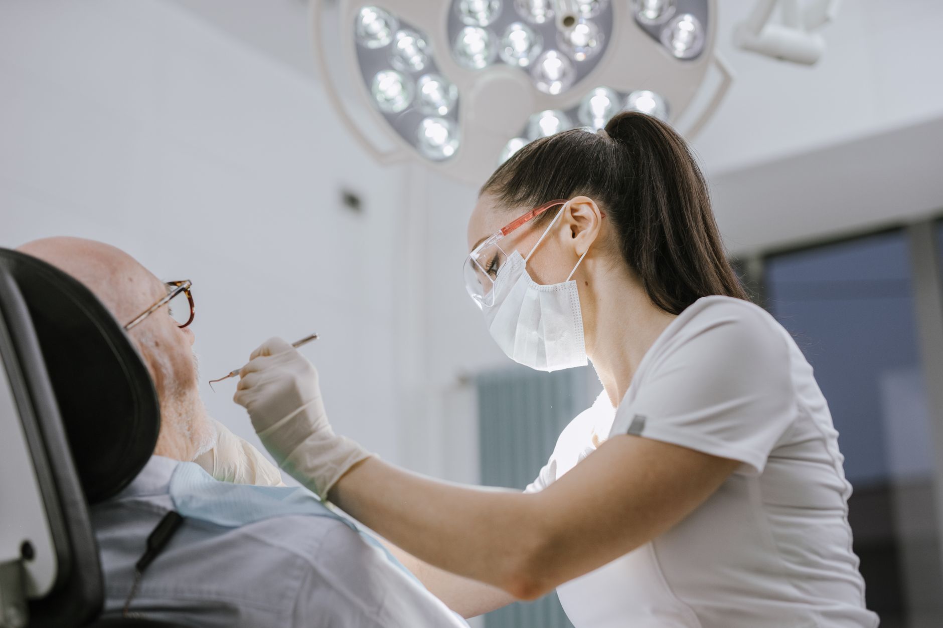 RECUPERAREA DUPĂ IMPLANTUL DENTAR: SFATURI, RECOMANDĂRI 